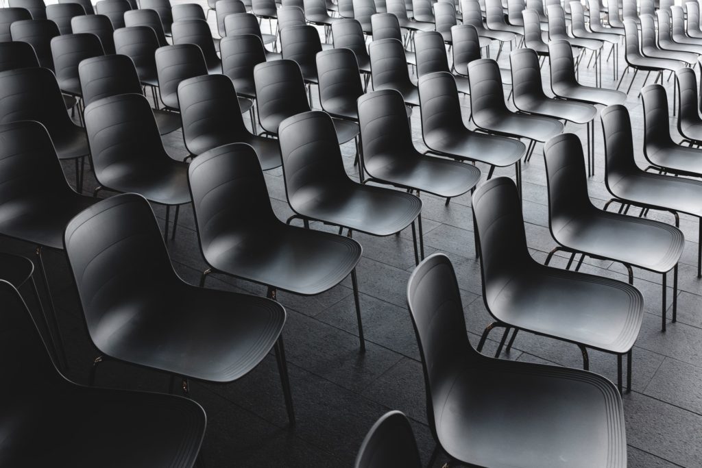 Image montrant des chaises vides avant la tenue d'une revue de direction